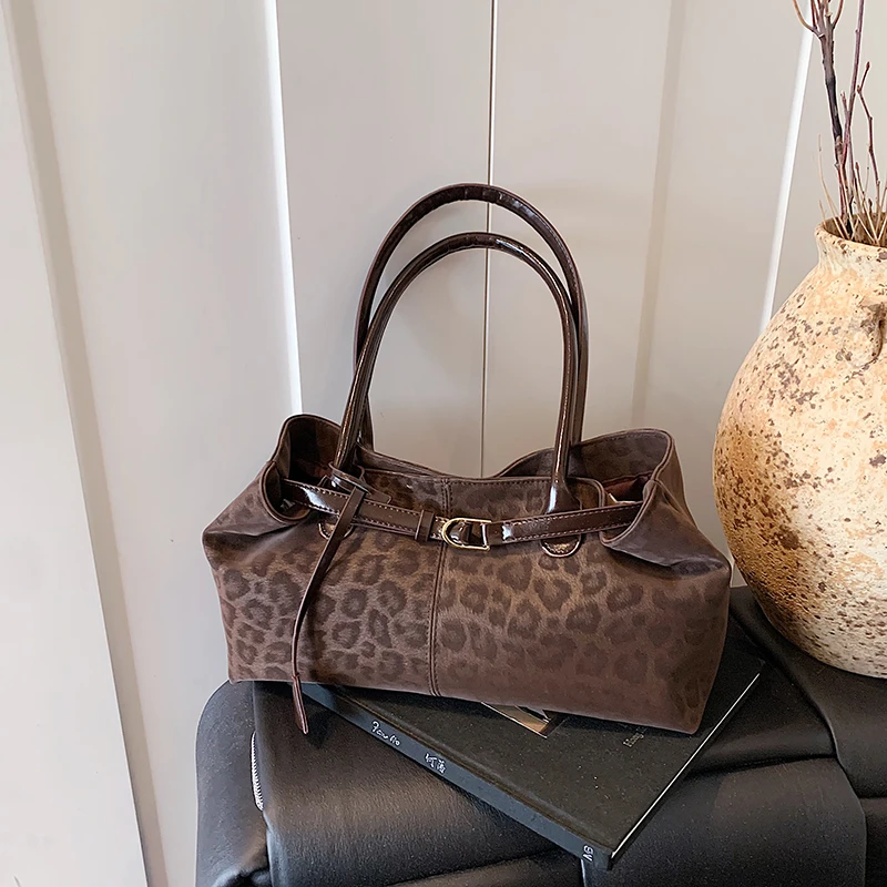 Fishing Equipment Market - Bolsos de hombro con cerrojo de